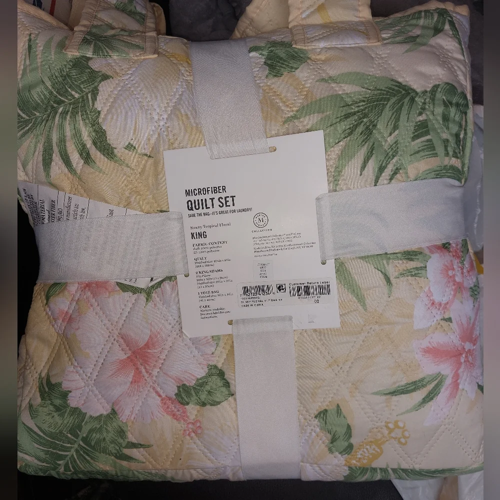 Martha Stewart 4 Piece Sunny Floral Microfiber Quilt Set with Tote NWT